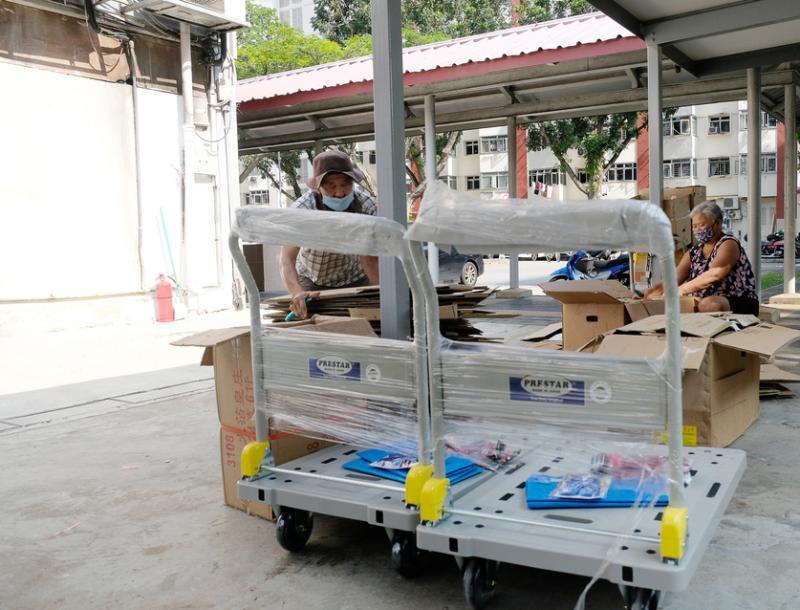 王振吉夫妇的多部推车都已破旧,轮子非常顺滑的新推车可以减轻两人的工作。(曾坤顺摄)