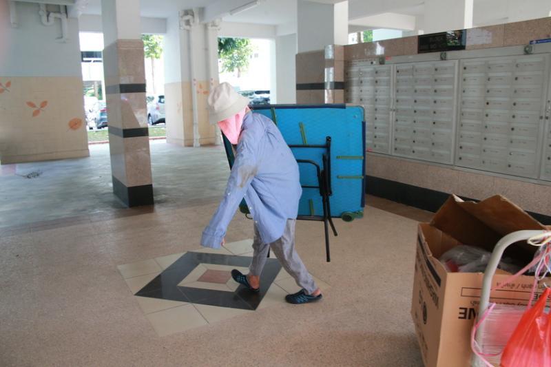 林珠娥一手就把麻将桌抬起来,她会拆下桌脚当废铁卖。(唐家鸿摄)