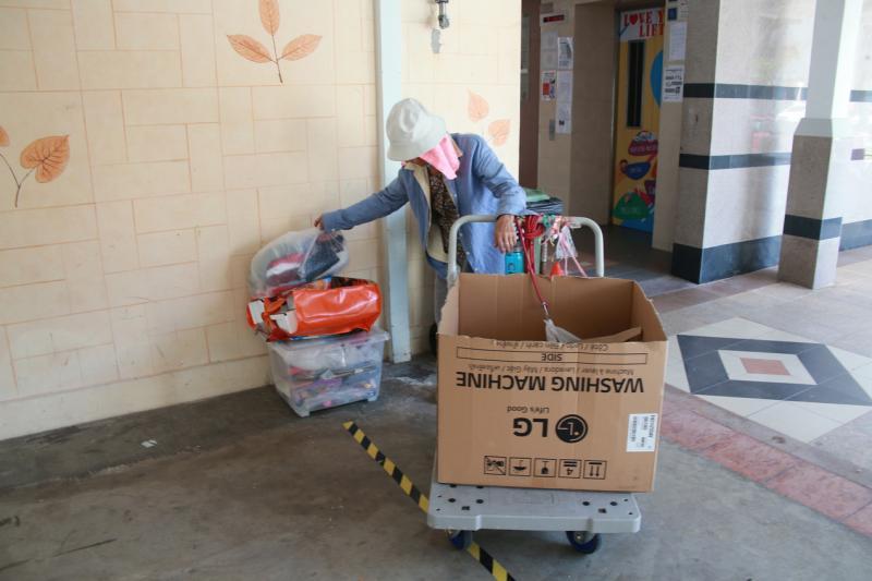 旧衣服不能卖钱,林珠娥捐给纸张回收公司。(唐家鸿摄)