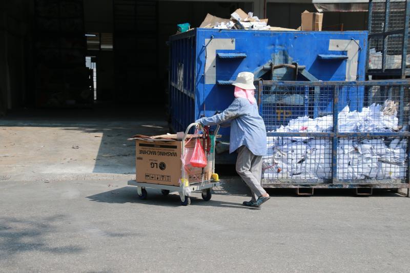 林珠娥从宏茂桥住家推着整车纸皮,到一公里外的宏茂桥第二工业区的纸张回收公司去卖。这家回收公司也为前去卖纸皮的年长者提供免费的炒米粉。(唐家鸿摄)