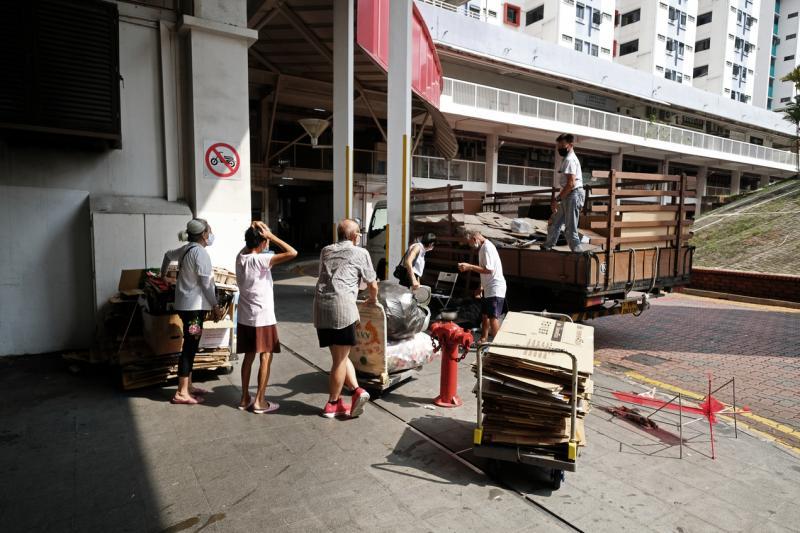 有些回收商体恤捡纸皮的年长者,付给他们较高的回收价。(曾坤顺摄)