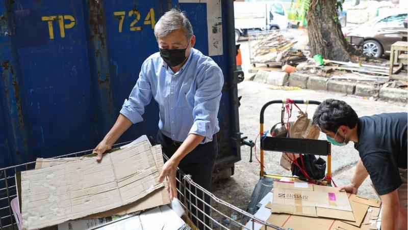 “Border Mission”发起人吴振华(左)和义工许伟伦一起动手整理纸皮。(Border Mission提供)