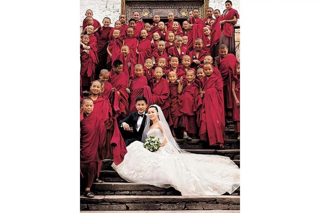 梁朝伟与刘嘉玲在不丹小喇嘛福证下，完成终身大事。（互联网） 