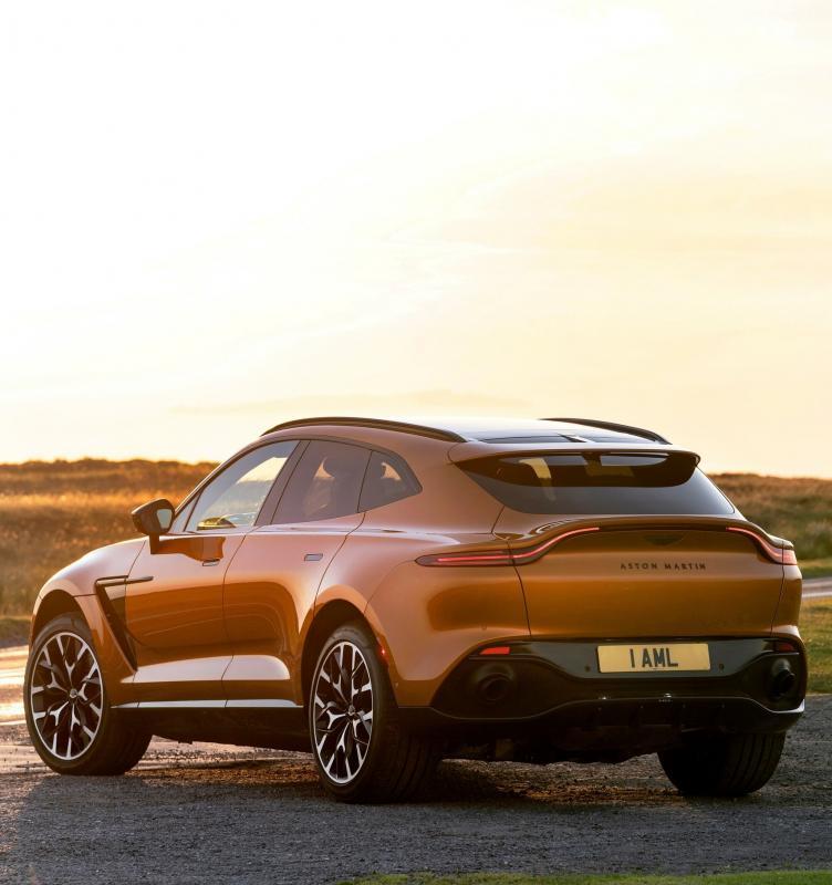 车尾有品牌一脉相承的标志性尾灯,稍稍跃起的空气动力学尾部设计,借鉴跑车Vantage的设计。