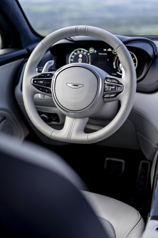 由高级皮革包裹的多功能驾驶盘。