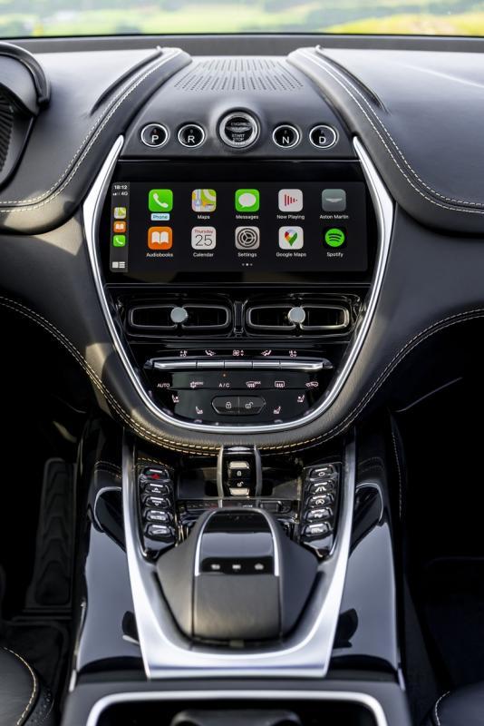 融合『拱桥』设计风格的中控台,不仅是视觉中心,下方还有储物空间。