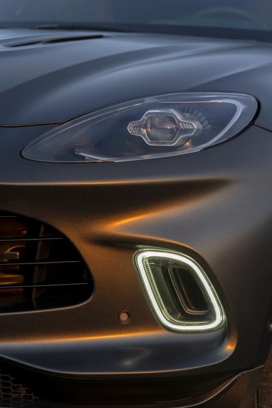 格栅两侧是耳目一新的日间行车灯。