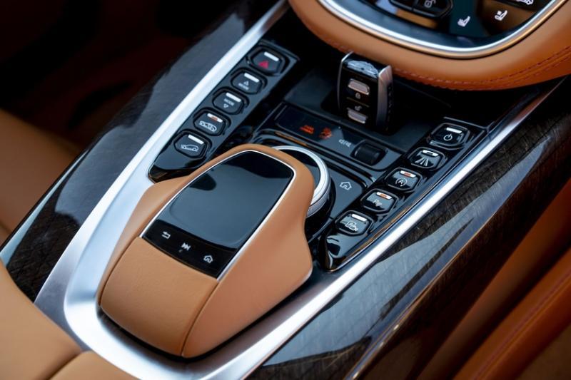 DBX搭配的排挡是一台带液力变矩器的9速自动变速箱,与变速箱协同运行的是一套全时四驱系统。