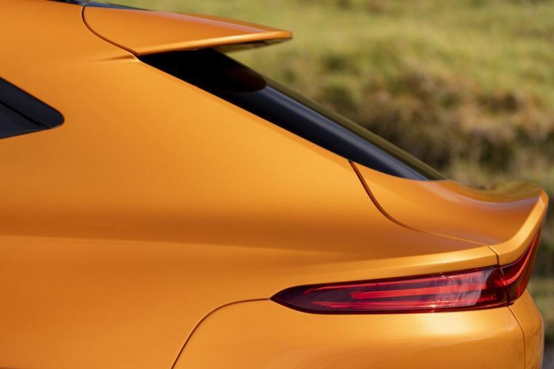 用深色玻璃隐藏的B柱和腰线上采用隐藏设计的侧面玻璃密封条等细节,让车子看来更有自信。