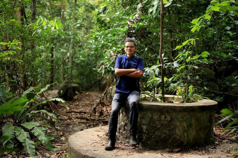 陈赞德去年8月发出公开请愿书,希望武吉巴督山坡公园不会为了建造预购组屋而被清除。他所在的这口井已经封闭,已成为绿叶植物的新家。