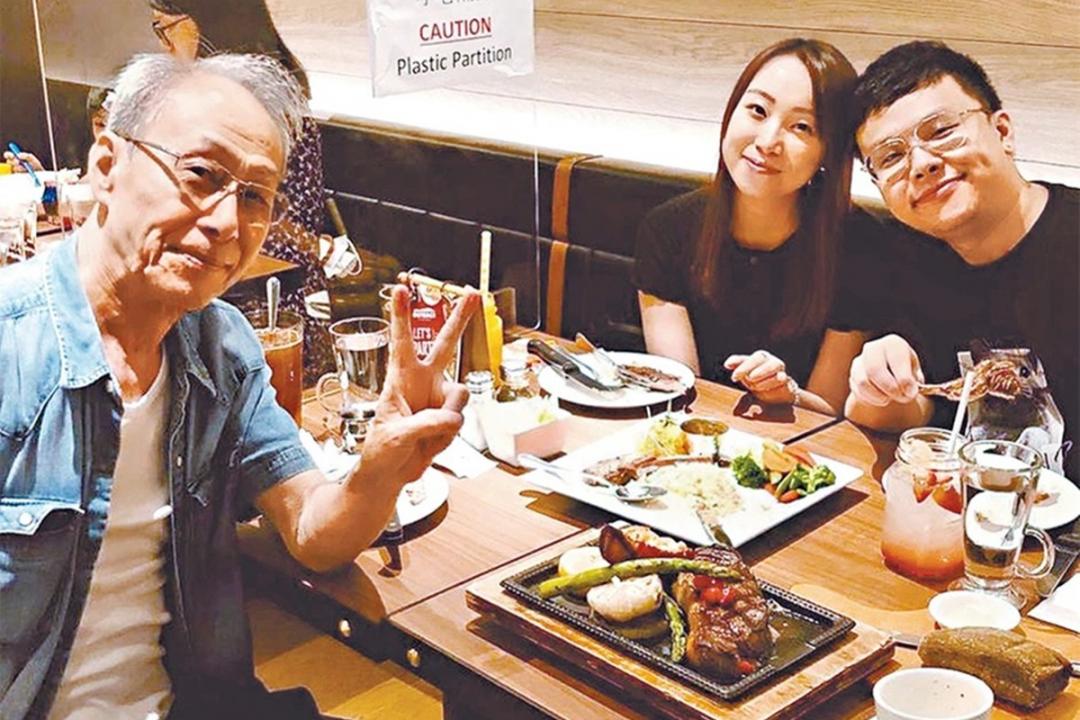 黄荣璋（右）望大家为父亲打气。（互联网）