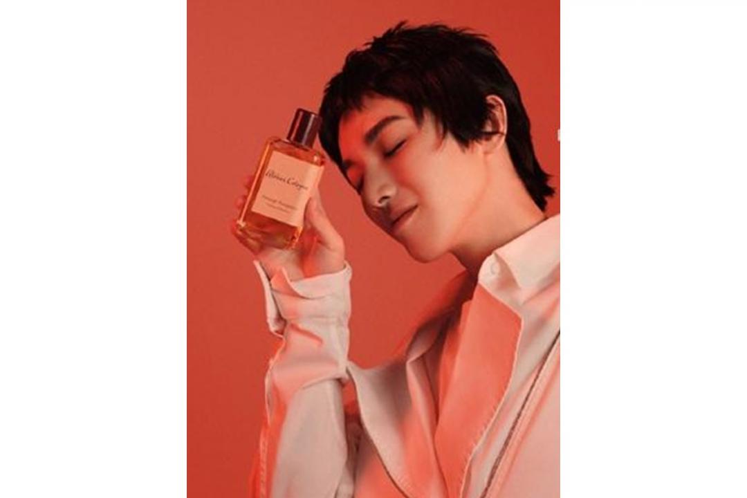 华晨宇接化妆代言,容易被打成“女性化艺人”。(互联网)