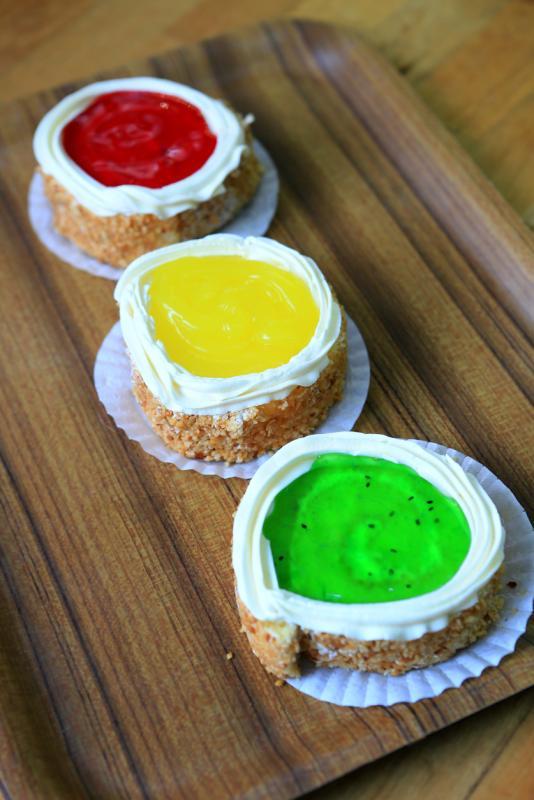 三巴旺西菓店招牌“红绿灯”蛋糕。