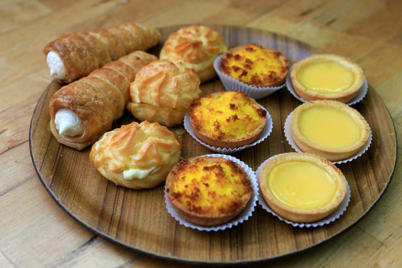 三巴旺西菓店的奶油角、奶油泡芙、椰子挞和蛋挞。