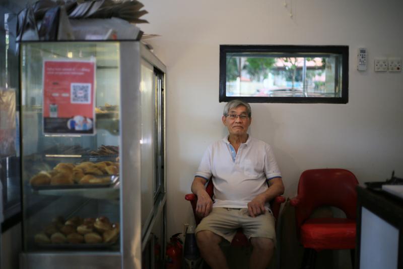 Balmoral Bakery第二代老板兼烘焙师林明浓,每早6时开始烘焙工作。