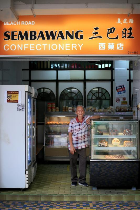 三巴旺西菓店的82岁烘焙师黄循乙坚持手工烘制西饼与糕点。