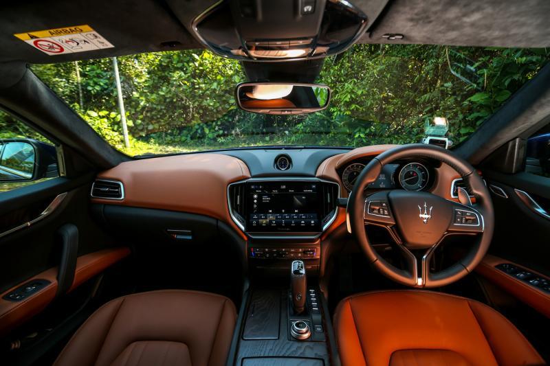 要加大扭矩动力，可以启动手排模式，利用方向盘后方的换挡拨片，在转速达4000rpm时，会听到引擎的咆哮声浪。