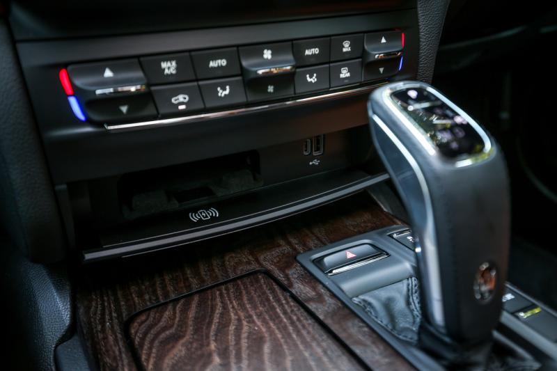 拉开中控下方的盖子，可以看到无线手机充电配置和USB插槽。