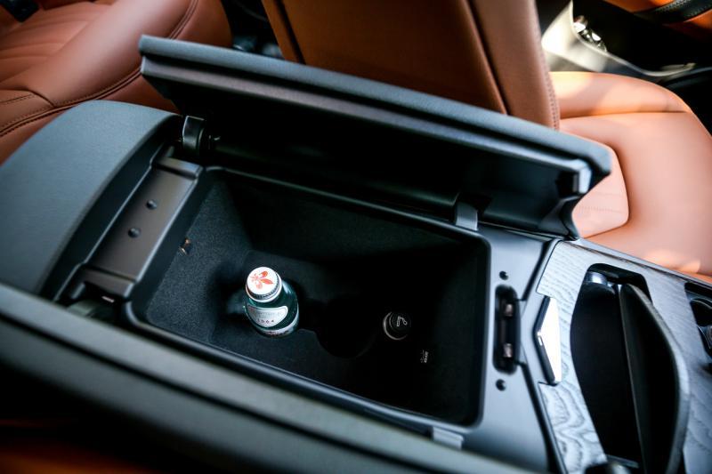 中控扶手内有冷气出风口。