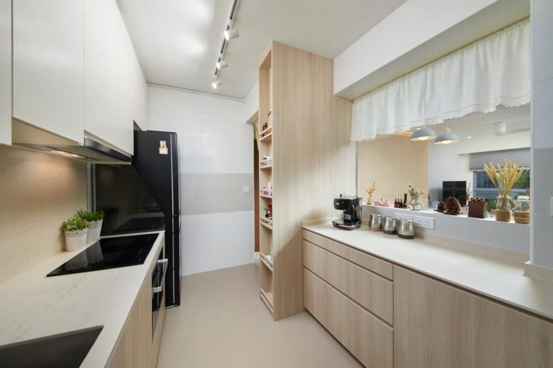 厨房深浅色调互现,造成巧妙对比。