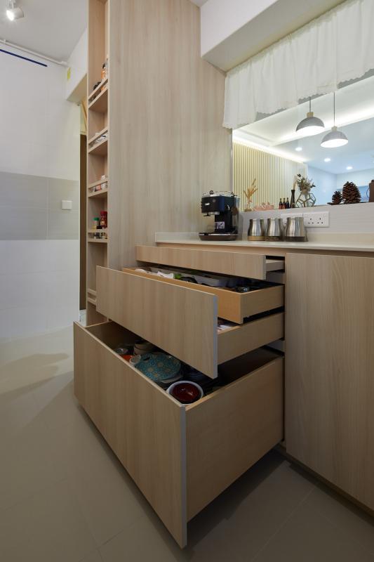 厨房橱柜的抽屉内还有小抽屉,满足各种收纳需求。