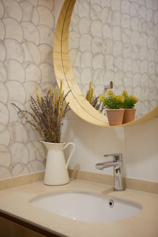 洗手间放绿色植物带来自然气息。