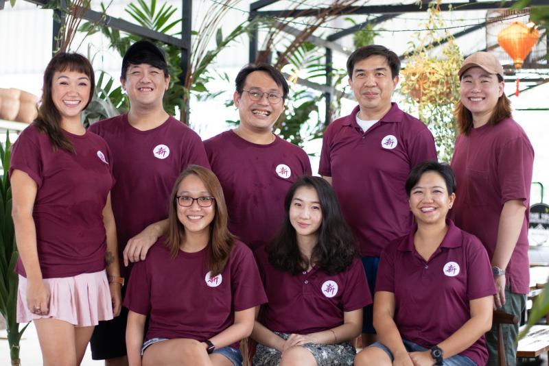 新四顺生花园艺有限公司第五代家族成员是公司目前的生力军。(后排左起)林琳丽、余贤柱、余贤堯、欧阳文展、陈惠彬。(前排左起)余洁铷、余贤裕、林能丽。(受访者提供)