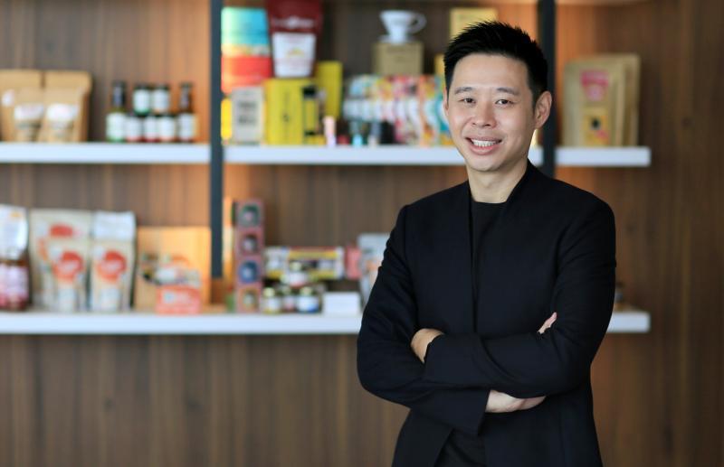 钟友兴糖果厂的第三代掌舵人钟程龙2008年加入公司,并在几年前和哥哥一起推动公司扩建与转型计划。