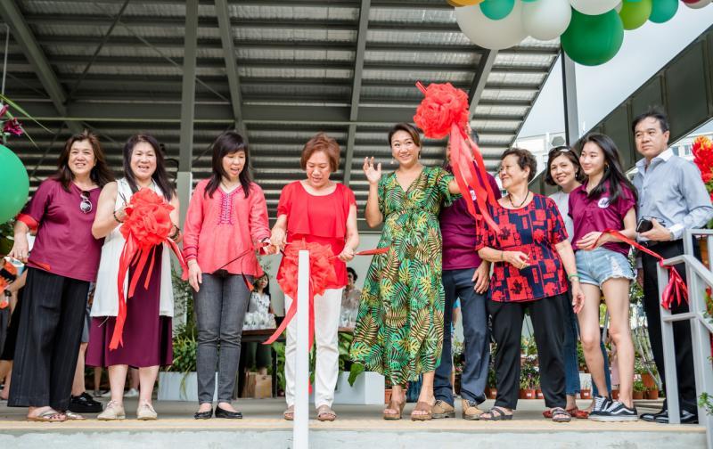 新四顺生花园艺有限公司在四美的实验花园中心开幕,家族成员齐聚。(受访者提供)