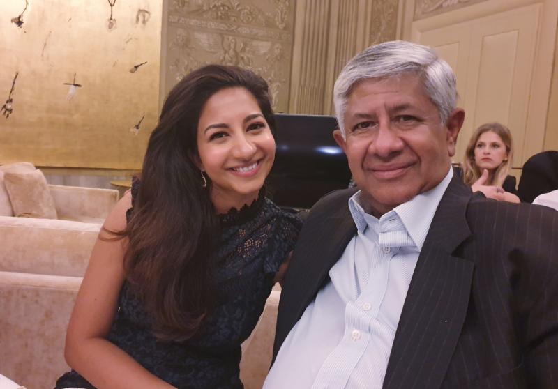 B.P. De Silva主席苏纽阿玛拉苏利亚(右)已将公司创意总监的职务交由女儿珊雅阿玛拉苏利亚担任。(受访者提供)