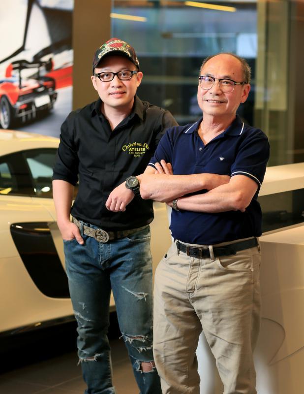 买卖工业针车的杨伟根(左)创立的公司,是爸爸杨健发(右)创建的30年老公司的分支。