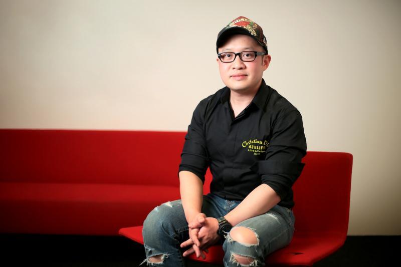 杨伟根通过爸爸的公司开设完全不同领域的子公司,有一点传承的意味也有一点创业的元素。