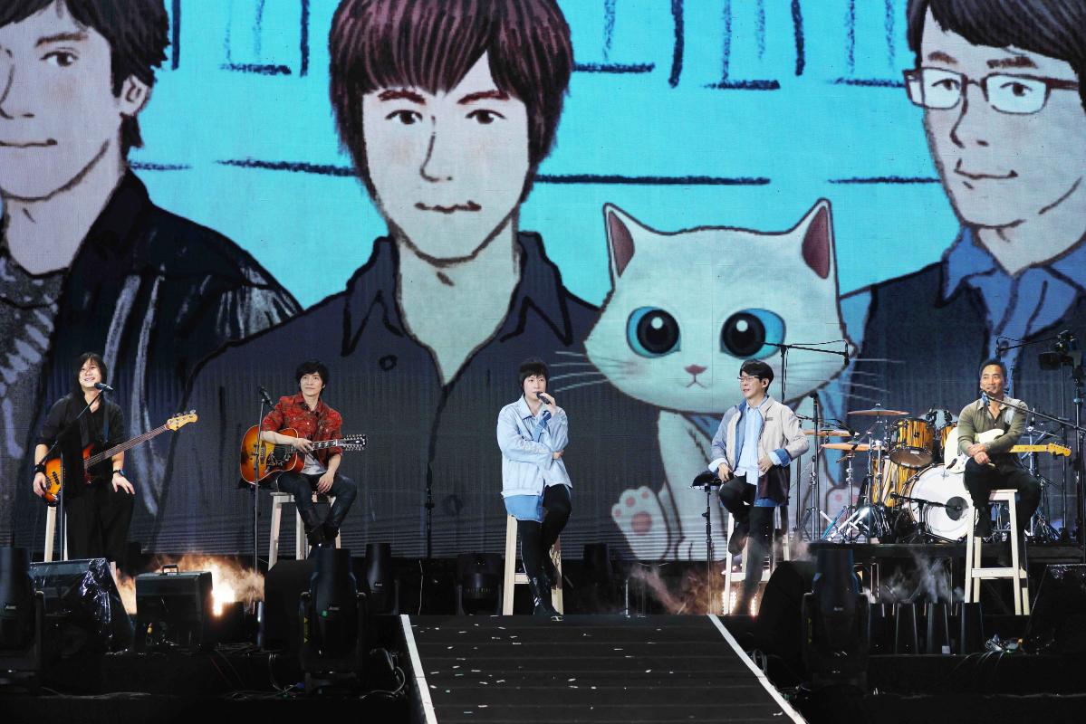 3wu_yue_tian_jiu_wan_ren_tong_ri_sheng_gong_du_zui_kuang_liveqing_sheng__Large.jpg