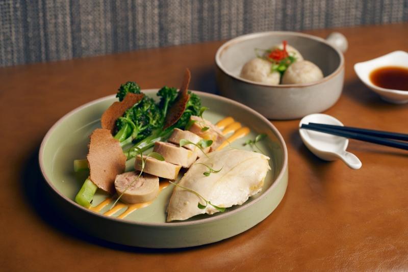 亲餐馆的海南鸡饭,以薏米饭球和鸡肉卷的方式上桌。