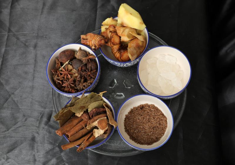 卤汁须要加入许多香料和食材，才能卤出香味四溢的鹅肉。