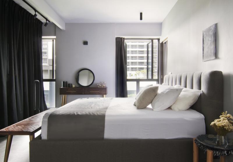 女主人的卧室。黑帘幕后是她的开放式衣橱，收纳容量巨大。