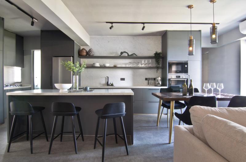 当女主人在准备餐食时，客人可围绕着2米长中岛式厨房互动，待食物上桌后，才移到中岛吧台旁的餐桌。