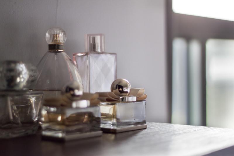 细心的设计师从屋主瓶瓶罐罐的精美香水和保养品，看出她懂得宠自己，把自己照顾得好好的。