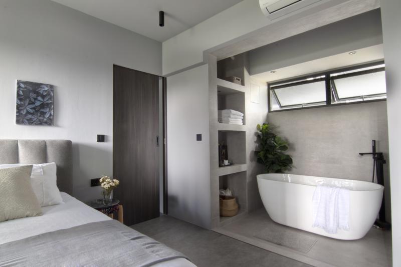 主卧室里还有浴缸，散发spa水疗中心的氛围。