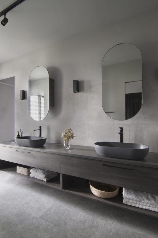 设计师将盥洗台从原本拥挤的浴室移到卧室外的走道，还变成一双，让女主人有足够的梳洗空间。