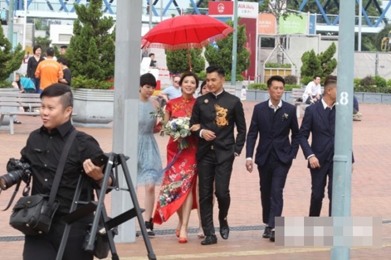 chuan_hong_se_qi_pao_kai_dan_wen_rou_nao_shi_chen_zhan_peng_bi_wan_xiao_rong_man_lian__Medium.jpg