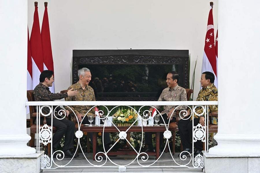 与往年李总理（左二）和印尼总统佐科（右二）的“四眼会议”不同的是，今年在行宫阳台上举行的会晤，参与者包括两国的候任领导人，也就是我国副总理兼财政部长黄循财（左一），以及印尼国防部长普拉博沃（右一），成为一场“八眼会议”。（海峡时报）