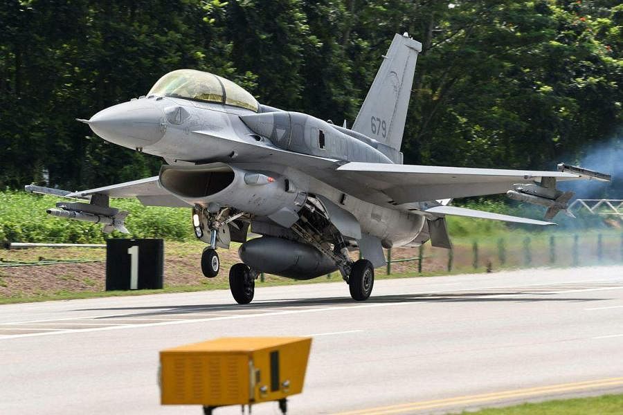 空军一架F-16战机在登加空军基地起飞后不久坠毁。飞行员在飞机坠毁前成功逃生，在意识清醒的情况下接受治疗。（法新社档案照片）