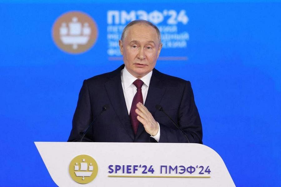 普京在第27届圣彼得堡国际经济论坛全体会议上说，俄罗斯不需要动用核武器就可以战胜乌克兰。（路透社）