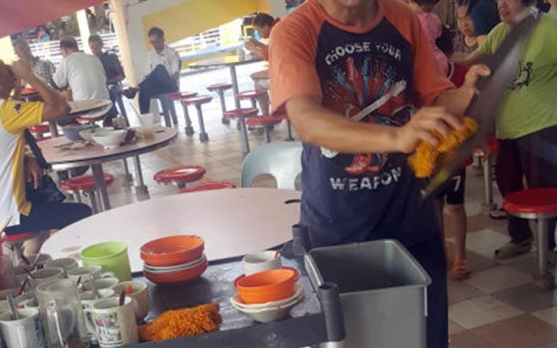 用同一块桌布 抹桌又抹托盘 | 联合早报