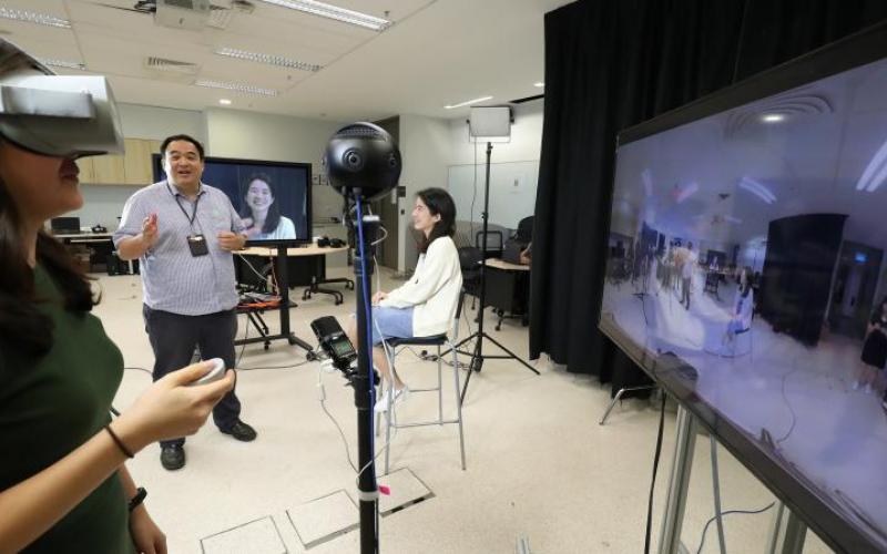 疫情时期让学生居家学习 新跃社科大学以VR直播上课 | 联合早报