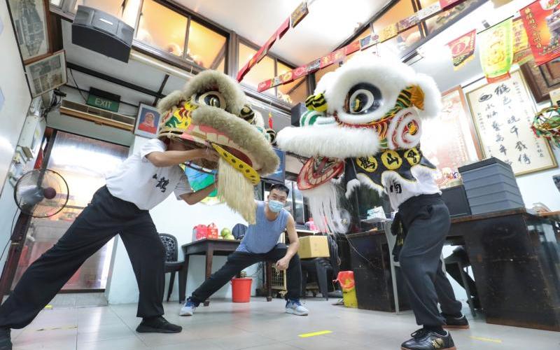 疫情冲击加上成员青黄不接 本地会馆舞狮团狮艺传承挑战大 | 联合早报