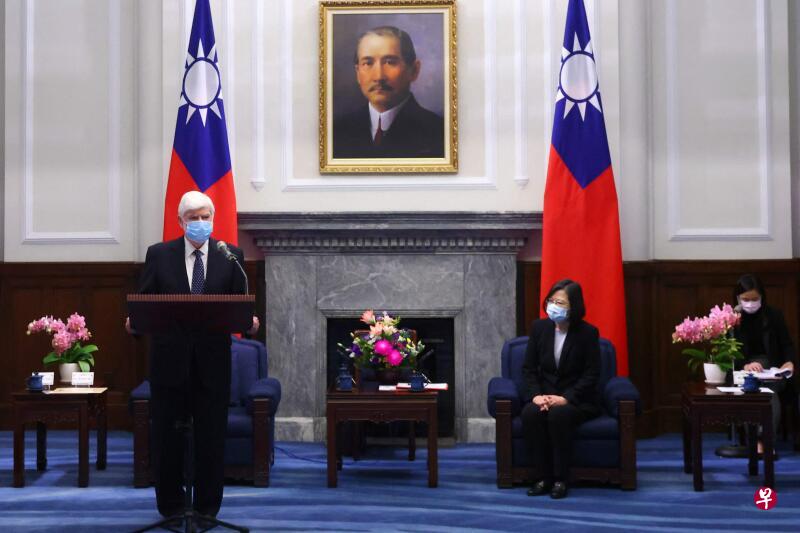 美国前参议员多德(Chris Dodd)今天拜会台湾总统蔡英文时强调,他是应拜登总统要求,来重申美国对台美关系的承诺。(法新社) 美国前参议员多德(Chris Dodd)今天拜会台湾总统蔡英文时强调,他是应拜登总统要求,来重申美国对台美关系的承诺。(法新社)