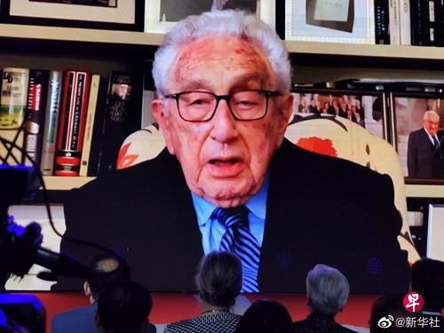 美国前国务卿基辛格在中美“乒乓外交”50周年纪念活动上发表视频致辞时表示,“乒乓外交”是个值得纪念的重要事件。(新华社微博) 美国前国务卿基辛格在中美“乒乓外交”50周年纪念活动上发表视频致辞时表示,“乒乓外交”是个值得纪念的重要事件。(新华社微博)