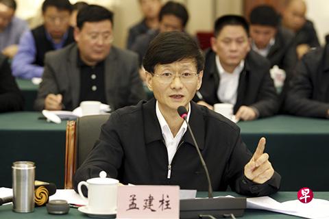 今年74岁的孟建柱曾长期在上海工作,历任上海市前卫农场场长,上海市川沙县委书记、嘉定县委书记,上海市政府副秘书长,上海市副市长,上海市委副书记。(档案照) 今年74岁的孟建柱曾长期在上海工作,历任上海市前卫农场场长,上海市川沙县委书记、嘉定县委书记,上海市政府副秘书长,上海市副市长,上海市委副书记。(档案照)